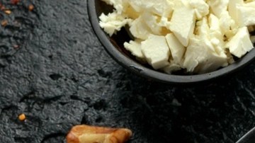Ensalada de orzo con feta, espinacas y tomates secos