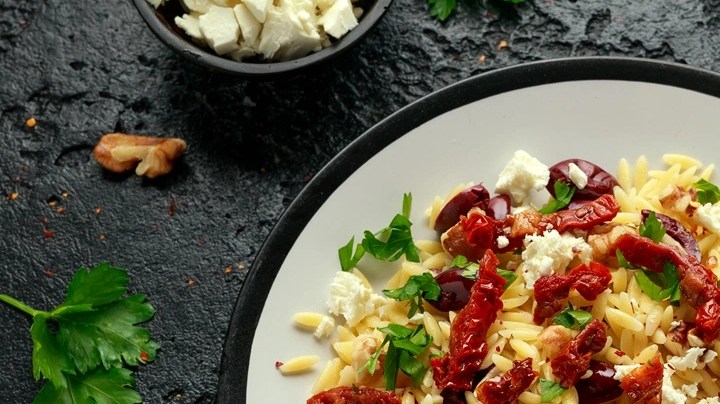 Ensalada de orzo con feta, espinacas y tomates secos