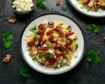 Ensalada de orzo con feta, espinacas y tomates secos