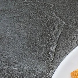 Pastel de arroz y carne en un plato decorado con verduras