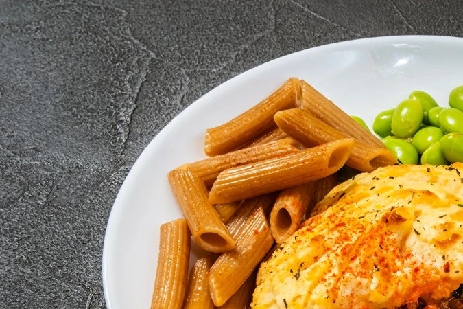 Pastel de arroz y carne en un plato decorado con verduras