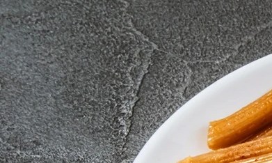 Pastel de arroz y carne en un plato decorado con verduras