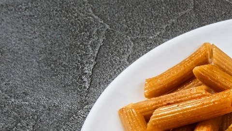 Pastel de arroz y carne en un plato decorado con verduras