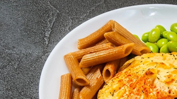 Pastel de arroz y carne en un plato decorado con verduras