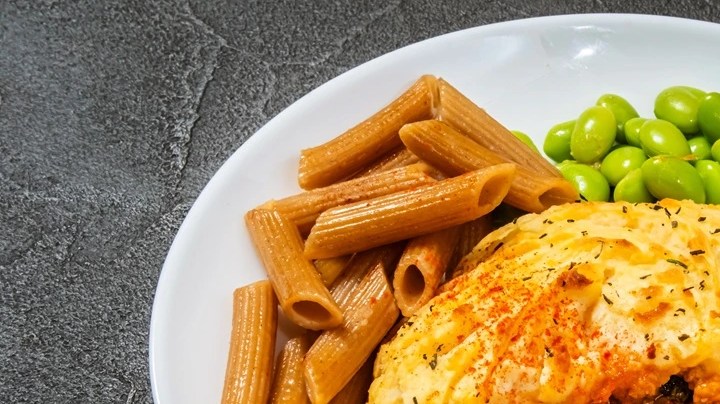 Pastel de arroz y carne en un plato decorado con verduras