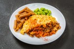 Pastel de arroz y carne en un plato decorado con verduras