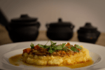 Puré de yuca en un plato blanco
