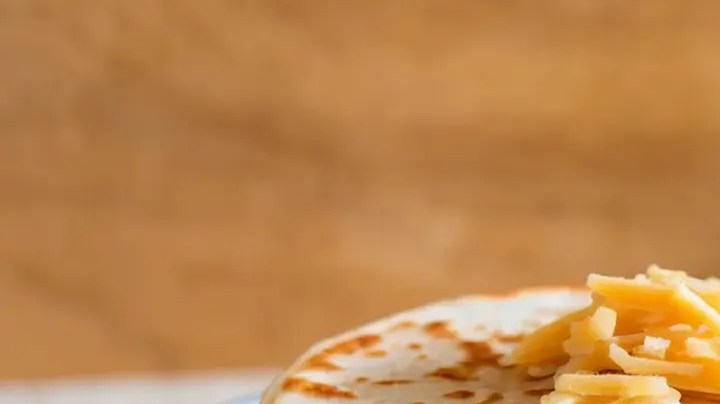 quesadilla mexicana picada por la mitad.