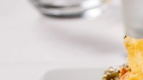 salmón con costra de pistacho