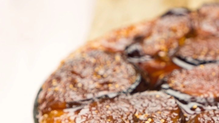 tarta tatin de higos sobre una bandeja