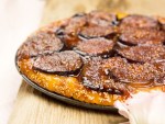 tarta tatin de higos sobre una bandeja