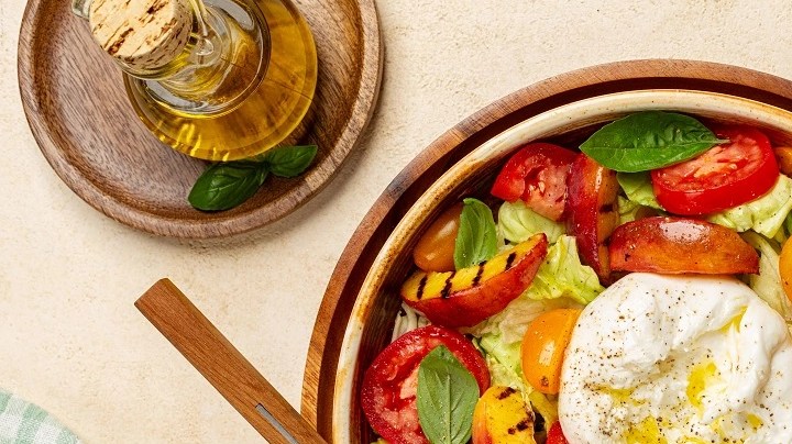 Ensalada de tomates con durazno y burrata