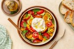 Ensalada de tomates con durazno y burrata