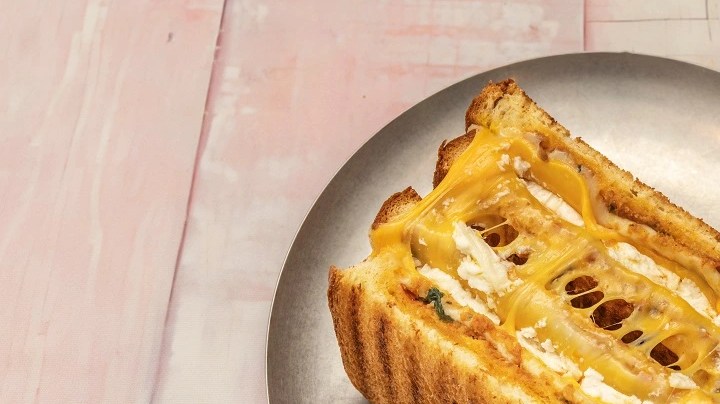 Grilled cheese de cebolla caramelizada