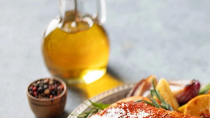 Pollo turco al horno con calabaza y especias en un plato