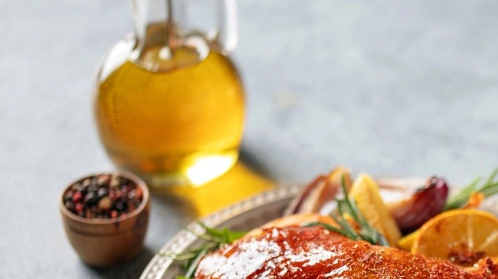 Pollo turco al horno con calabaza y especias en un plato