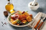 Pollo turco al horno con calabaza y especias en un plato
