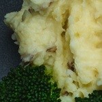 Albóndiga en salsa de puerro en un sartén