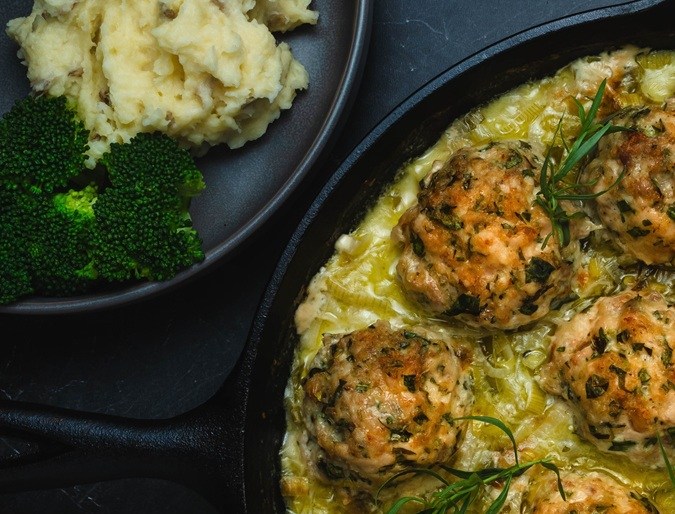 Albóndiga en salsa de puerro en un sartén