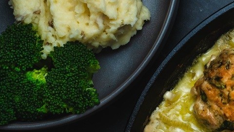 Albóndiga en salsa de puerro en un sartén