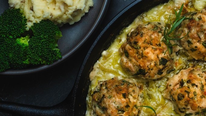 Albóndiga en salsa de puerro en un sartén