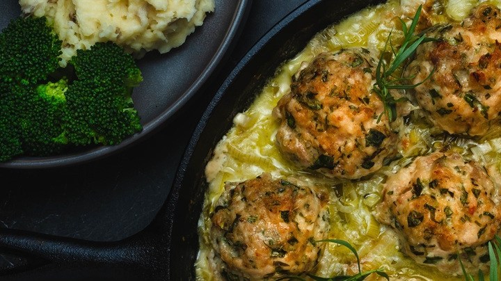 Albóndiga en salsa de puerro en un sartén