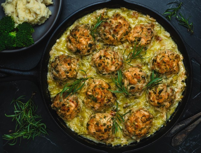 Albóndiga en salsa de puerro en un sartén