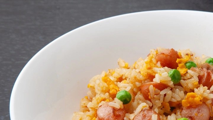 arroz con champiñones y salchichas
