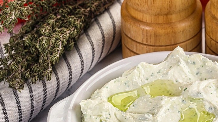 dip de queso feta batido con miel y chile