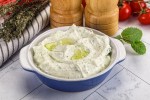 dip de queso feta batido con miel y chile