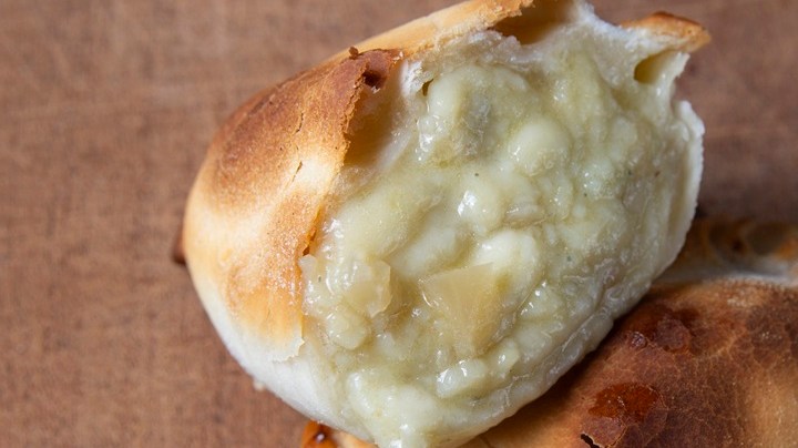 Empanadas de cebolla y queso en una tabla de madera