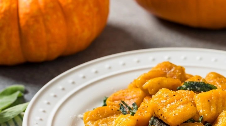 Ñoquis de calabaza en un plato blanco