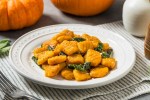 Ñoquis de calabaza en un plato blanco