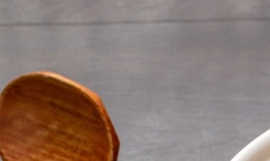 Pollo con castañas en una cacerola