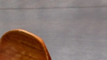 Pollo con castañas en una cacerola