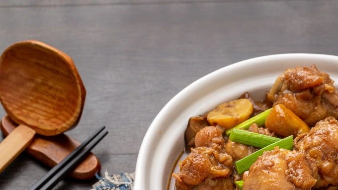 Pollo con castañas en una cacerola