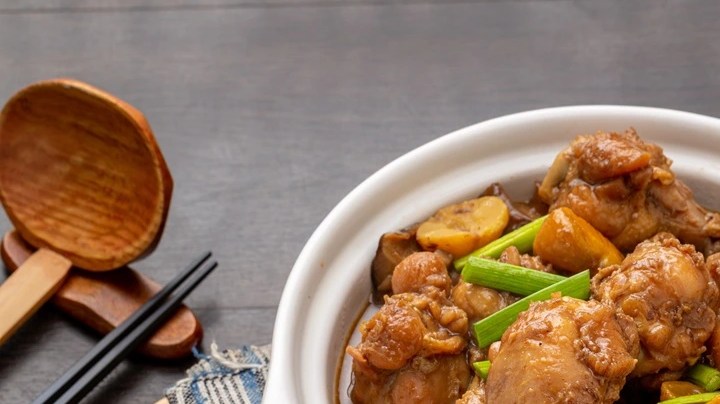 Pollo con castañas en una cacerola