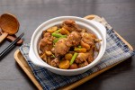Pollo con castañas en una cacerola