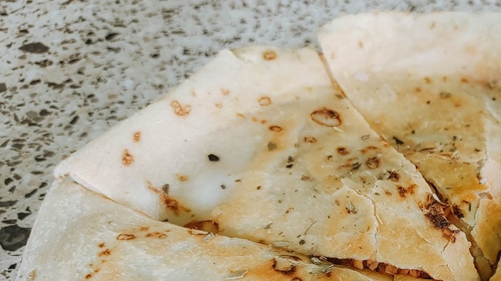 Quesadillas con salsa roja