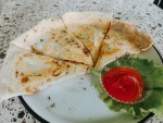 Quesadillas con salsa roja