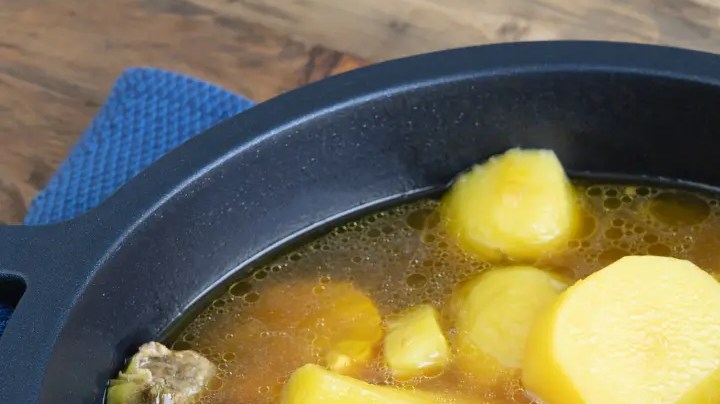 plato con sancocho latinoamericano