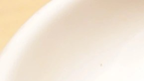 Vinagreta de naranja en un plato blanco