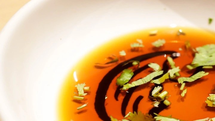 Vinagreta de naranja en un plato blanco