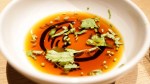 Vinagreta de naranja en un plato blanco